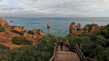 Ponta Da Piedade Kayalıkları Algarve, Portekiz 'deki Lagos yakınlarında. Portekiz 'in Algarve Bölgesi, Ponta Da Piedade' deki Cliff Rocks, Seagulls ve Turist Gemisi. Rota Vicentina 'nın Balıkçı Patikası' nda yürüyüş.