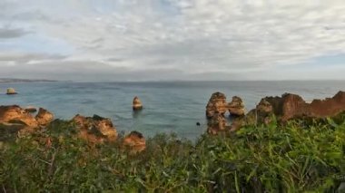 Ponta Da Piedade Kayalıkları Algarve, Portekiz 'deki Lagos yakınlarında. Portekiz 'in Algarve Bölgesi, Ponta Da Piedade' deki Cliff Rocks, Seagulls ve Turist Gemisi. Rota Vicentina 'nın Balıkçı Patikası' nda yürüyüş.