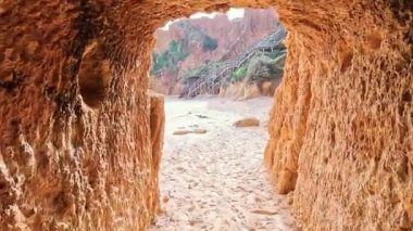 Ponta Da Piedade Kayalıkları Algarve, Portekiz 'deki Lagos yakınlarında. Portekiz 'in Algarve Bölgesi, Ponta Da Piedade' deki Cliff Rocks, Seagulls ve Turist Gemisi. Rota Vicentina 'nın Balıkçı Patikası' nda yürüyüş.