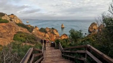 Ponta Da Piedade Kayalıkları Algarve, Portekiz 'deki Lagos yakınlarında. Portekiz 'in Algarve Bölgesi, Ponta Da Piedade' deki Cliff Rocks, Seagulls ve Turist Gemisi. Rota Vicentina 'nın Balıkçı Patikası' nda yürüyüş.