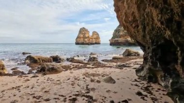 Ponta Da Piedade Kayalıkları Algarve, Portekiz 'deki Lagos yakınlarında. Portekiz 'in Algarve Bölgesi, Ponta Da Piedade' deki Cliff Rocks, Seagulls ve Turist Gemisi. Rota Vicentina 'nın Balıkçı Patikası' nda yürüyüş.