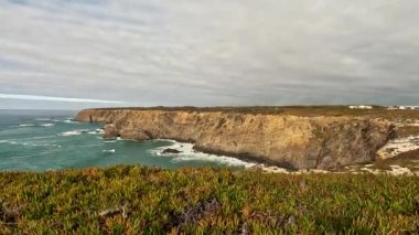 Almograve Sahili, Alentejo, Portekiz, Vicentine Sahili Doğal Parkı Portekiz, Yürüyüş Rota Vicentina Balıkçı Yolu boyunca Alentejo Sahili boyunca Vahşi ve Engebeli Sahil Dar Sahil Yolları.