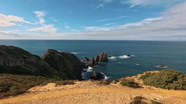 葡萄牙Alentejo海岸有黑色玄武岩岩石的Almograve海滩 在Rota Vicentina的脚步声中远足渔人径 — 图库视频影像