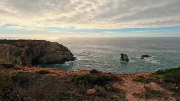 Zambujeira Deniz Kıyısında Deniz Dalgaları Uçurumlar Kumullarla Kaplı Yeşil Bitki — Stok video