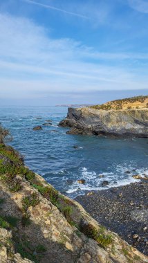 Alentejo, Portekiz 'deki Vila Nova De Milfontes sahilindeki uçurumlar. Rota Vicentina 'nın ayak izlerinde. Balıkçı Yolu.