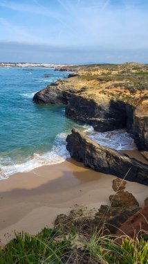 Alentejo, Portekiz 'deki Vila Nova De Milfontes sahilindeki uçurumlar. Rota Vicentina 'nın ayak izlerinde. Balıkçı Yolu.