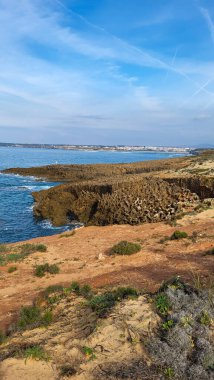 Vila Nova De Milfontes, Vicentine Sahili Doğal Parkı Portekiz, Yürüyüş Rota Vicentina Balıkçı Yolu boyunca Alentejo Kıyısı boyunca Vahşi ve Engebeli Sahillere Dar Sahil Yolları.