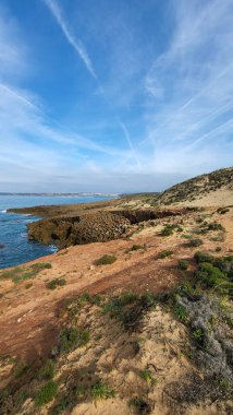 Vila Nova De Milfontes, Vicentine Sahili Doğal Parkı Portekiz, Yürüyüş Rota Vicentina Balıkçı Yolu boyunca Alentejo Kıyısı boyunca Vahşi ve Engebeli Sahillere Dar Sahil Yolları.