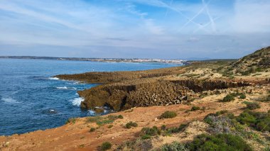 Vila Nova De Milfontes, Vicentine Sahili Doğal Parkı Portekiz, Yürüyüş Rota Vicentina Balıkçı Yolu boyunca Alentejo Kıyısı boyunca Vahşi ve Engebeli Sahillere Dar Sahil Yolları.