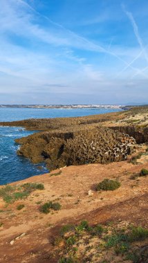 Vila Nova De Milfontes, Vicentine Sahili Doğal Parkı Portekiz, Yürüyüş Rota Vicentina Balıkçı Yolu boyunca Alentejo Kıyısı boyunca Vahşi ve Engebeli Sahillere Dar Sahil Yolları.