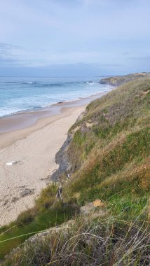 Vila Nova De Milfontes, Vicentine Sahili Doğal Parkı Portekiz, Yürüyüş Rota Vicentina Balıkçı Yolu boyunca Alentejo Kıyısı boyunca Vahşi ve Engebeli Sahillere Dar Sahil Yolları.