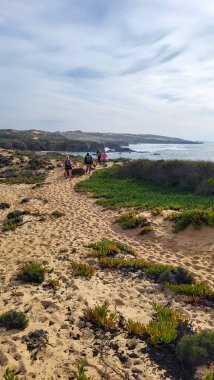 Vila Nova De Milfontes, Vicentine Sahili Doğal Parkı Portekiz, Yürüyüş Rota Vicentina Balıkçı Yolu boyunca Alentejo Kıyısı boyunca Vahşi ve Engebeli Sahillere Dar Sahil Yolları.