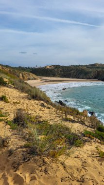 Vila Nova De Milfontes, Vicentine Sahili Doğal Parkı Portekiz, Yürüyüş Rota Vicentina Balıkçı Yolu boyunca Alentejo Kıyısı boyunca Vahşi ve Engebeli Sahillere Dar Sahil Yolları.