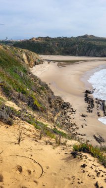 Vila Nova De Milfontes, Vicentine Sahili Doğal Parkı Portekiz, Yürüyüş Rota Vicentina Balıkçı Yolu boyunca Alentejo Kıyısı boyunca Vahşi ve Engebeli Sahillere Dar Sahil Yolları.