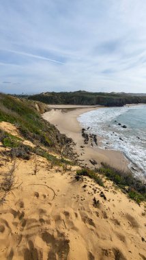 Vila Nova De Milfontes, Vicentine Sahili Doğal Parkı Portekiz, Yürüyüş Rota Vicentina Balıkçı Yolu boyunca Alentejo Kıyısı boyunca Vahşi ve Engebeli Sahillere Dar Sahil Yolları.