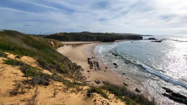 Vila Nova De Milfontes, Vicentine Sahili Doğal Parkı Portekiz, Yürüyüş Rota Vicentina Balıkçı Yolu boyunca Alentejo Kıyısı boyunca Vahşi ve Engebeli Sahillere Dar Sahil Yolları.