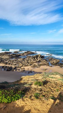 Almograve Sahili, Alentejo, Portekiz, Vicentine Sahili Doğal Parkı Portekiz, Yürüyüş Rota Vicentina Balıkçı Yolu boyunca Alentejo Sahili boyunca Vahşi ve Engebeli Sahil Dar Sahil Yolları.