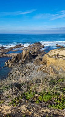 Portekiz, Alentejo Sahili 'nde siyah bazalt kayalıklı Almograve Plajı. Rota Vicentina 'nın ayak izlerinde. Yürüyüş Balıkçı Yolu.