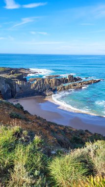 Portekiz, Alentejo Sahili 'nde siyah bazalt kayalıklı Almograve Plajı. Rota Vicentina 'nın ayak izlerinde. Yürüyüş Balıkçı Yolu.