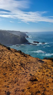 Portekiz, Alentejo Sahili 'nde siyah bazalt kayalıklı Almograve Plajı. Rota Vicentina 'nın ayak izlerinde. Yürüyüş Balıkçı Yolu.
