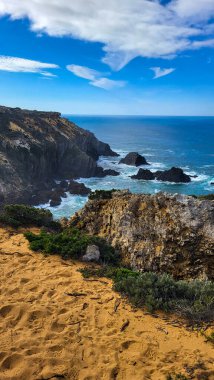 Portekiz, Alentejo Sahili 'nde siyah bazalt kayalıklı Almograve Plajı. Rota Vicentina 'nın ayak izlerinde. Yürüyüş Balıkçı Yolu.