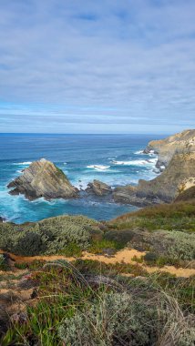 Portekiz, Alentejo Sahili 'nde siyah bazalt kayalıklı Almograve Plajı. Rota Vicentina 'nın ayak izlerinde. Yürüyüş Balıkçı Yolu.