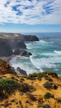 Portekiz, Alentejo Sahili 'nde siyah bazalt kayalıklı Almograve Plajı. Rota Vicentina 'nın ayak izlerinde. Yürüyüş Balıkçı Yolu.