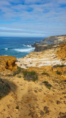 Portekiz, Alentejo Sahili 'nde siyah bazalt kayalıklı Almograve Plajı. Rota Vicentina 'nın ayak izlerinde. Yürüyüş Balıkçı Yolu.