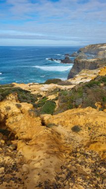 Portekiz, Alentejo Sahili 'nde siyah bazalt kayalıklı Almograve Plajı. Rota Vicentina 'nın ayak izlerinde. Yürüyüş Balıkçı Yolu.