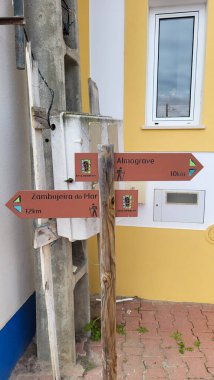 Portekiz, Alentejo Sahili 'nde siyah bazalt kayalıklı Almograve Plajı. Rota Vicentina 'nın ayak izlerinde. Zambujeira Do Mar 'a giden Balıkçı Yolu