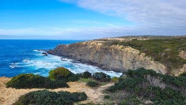 Almograve Sahili, Alentejo, Portekiz, Vicentine Sahili Doğal Parkı Portekiz, Yürüyüş Rota Vicentina Balıkçı Yolu boyunca Alentejo Sahili boyunca Vahşi ve Engebeli Sahil Dar Sahil Yolları.