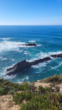 Almograve Sahili, Alentejo, Portekiz, Vicentine Sahili Doğal Parkı Portekiz, Yürüyüş Rota Vicentina Balıkçı Yolu boyunca Alentejo Sahili boyunca Vahşi ve Engebeli Sahil Dar Sahil Yolları.