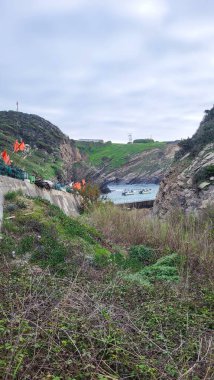 Porto das Barcas with Black Basalt Rocks Alentejo Sahili, Portekiz. Rota Vicentina 'nın ayak izlerinde. Zambujeira Do Mar 'a giden Balıkçı Yolu