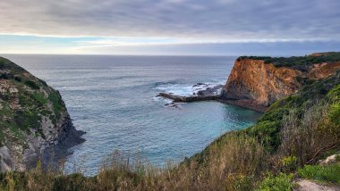 Porto das Barcas with Black Basalt Rocks Alentejo Sahili, Portekiz. Rota Vicentina 'nın ayak izlerinde. Zambujeira Do Mar 'a giden Balıkçı Yolu
