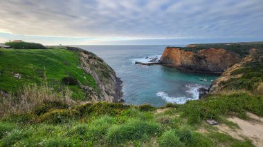 Porto das Barcas with Black Basalt Rocks Alentejo Sahili, Portekiz. Rota Vicentina 'nın ayak izlerinde. Zambujeira Do Mar 'a giden Balıkçı Yolu