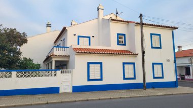 Zambujeira do Mar Rota Vicentina Sahili, Portekiz. Vahşi ve Engebeli Sahillere uzanan Alentejo Kıyı şeridi boyunca uzanan patika Dar Uçurumlar.