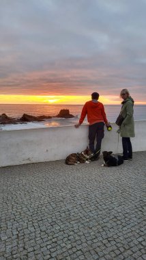 Günbatımı Zambujeira Do Mar Plajı, Alentejo, Portekiz. Portekiz Yürüyüşü Rota Vicentina Balıkçı Yolu boyunca Alentejo Kıyısı boyunca Vahşi ve Engebeli Sahillere Dar Sahil Yolları.