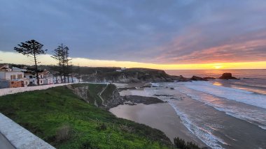 Günbatımı Zambujeira Do Mar Plajı, Alentejo, Portekiz. Portekiz Yürüyüşü Rota Vicentina Balıkçı Yolu boyunca Alentejo Kıyısı boyunca Vahşi ve Engebeli Sahillere Dar Sahil Yolları.