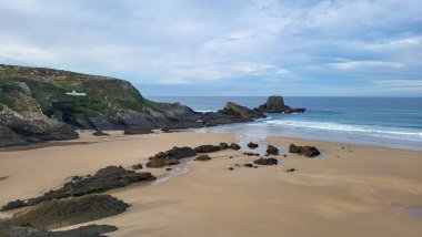 Zambujeira Do Mar Plajı, Alentejo, Portekiz. Portekiz Yürüyüşü Rota Vicentina Balıkçı Yolu boyunca Alentejo Kıyısı boyunca Vahşi ve Engebeli Sahillere Dar Sahil Yolları.