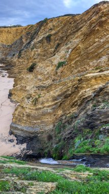 Zambujeira Do Mar Plajı, Alentejo, Portekiz. Portekiz Yürüyüşü Rota Vicentina Balıkçı Yolu boyunca Alentejo Kıyısı boyunca Vahşi ve Engebeli Sahillere Dar Sahil Yolları.
