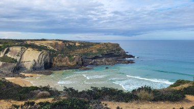 Zambujeira Do Mar Plajı, Alentejo, Portekiz. Portekiz Yürüyüşü Rota Vicentina Balıkçı Yolu boyunca Alentejo Kıyısı boyunca Vahşi ve Engebeli Sahillere Dar Sahil Yolları.