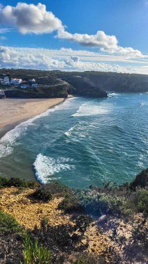 Praia De Ohexe Mar Sahili Altın Kum, Atlantik Okyanusu, Nehir Bükme ve Aldatma Köyü 'nün Beyaz Evleri ile. Rota Vicentina Sahili, Odemira, Portekiz. Rota Vicentina 'nın Balıkçı Patikası' nda yürüyüş.