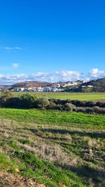 Praia De Ohexe Mar Sahili Altın Kum, Atlantik Okyanusu, Nehir Bükme ve Aldatma Köyü 'nün Beyaz Evleri ile. Rota Vicentina Sahili, Odemira, Portekiz. Rota Vicentina 'nın Balıkçı Patikası' nda yürüyüş.