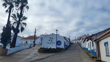 Praia De Ohexe Mar Windmill, Faro bölgesi, Algarve, Portekiz. Rota Vicentina Sahili, Odemira, Portekiz. Rota Vicentina 'nın Balıkçı Patikası' nda yürüyüş.