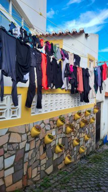 Praia De Ohexe Mar Windmill, Faro bölgesi, Algarve, Portekiz. Rota Vicentina Sahili, Odemira, Portekiz. Rota Vicentina 'nın Balıkçı Patikası' nda yürüyüş.
