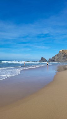 Praia De Ohexe Mar Sahili, Atlantik Okyanusu, Hiking Rota Vicentina Balıkçı Yolu. Vahşi ve Engebeli Sahillere Kıyı Çizgisi Uçurumları Daraltıyor