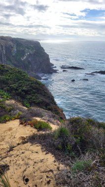 Praia De Ohexe Mar Sahili, Atlantik Okyanusu, Hiking Rota Vicentina Balıkçı Yolu. Vahşi ve Engebeli Sahillere Kıyı Çizgisi Uçurumları Daraltıyor