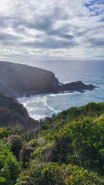 Praia De Ohexe Mar Sahili, Atlantik Okyanusu, Hiking Rota Vicentina Balıkçı Yolu. Vahşi ve Engebeli Sahillere Kıyı Çizgisi Uçurumları Daraltıyor