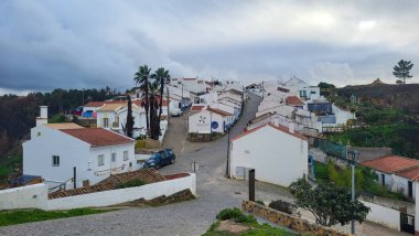 Praia De Ohexe Mar Windmill, Faro bölgesi, Algarve, Portekiz. Rota Vicentina Sahili, Odemira, Portekiz. Rota Vicentina 'nın Balıkçı Patikası' nda yürüyüş.