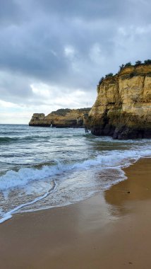 Camilo Beach (Praia do Camilo) Algarve, Portekiz arka planda turkuaz deniz ile. Plaj Praia do Camilo, Portekiz ahşap yaya köprüsü. Lagos Camilo Plajı Harika görünümü, Algarve, Portekiz.
